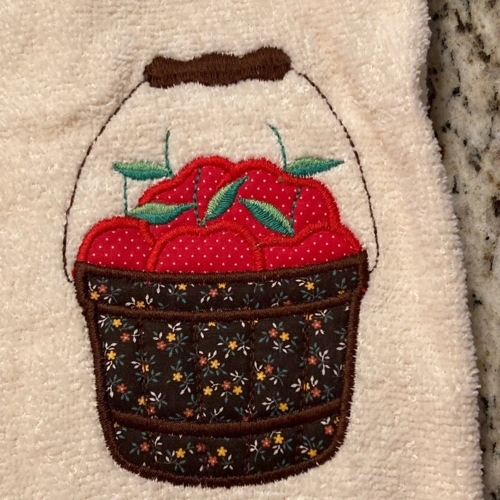 VTG Sarah Lynn NWT Kitch Towel‎ Wash Cloth Bundle Strawberry Theme Cream Red